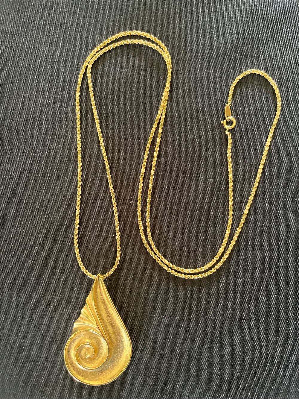 TRIFARI Vtg Nautilus Swirl Teardrop Pendant Necklace Gold Tone Statement Piece